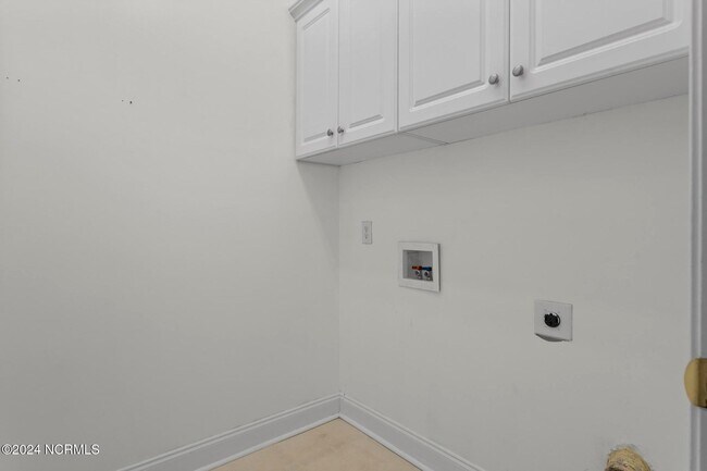 Building Photo - 412 Azalea Dr