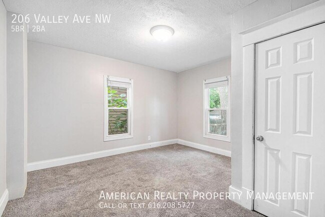 Building Photo - 206 Valley Ave NW
