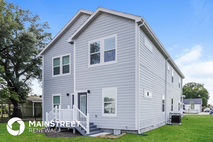 Building Photo - 1246 Lonsdale Ave