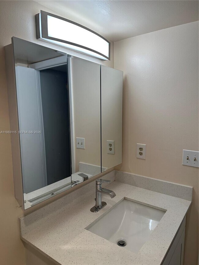 Building Photo - 1100 St Charles Pl