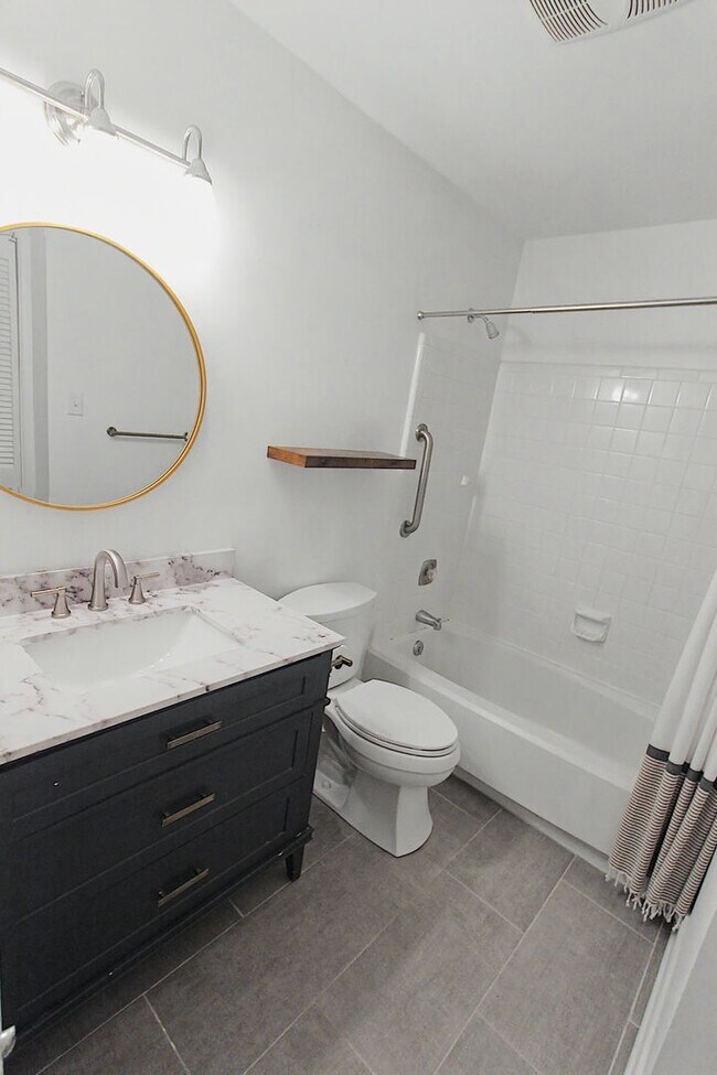 Building Photo - 2 Bedroom Condo In South Park!