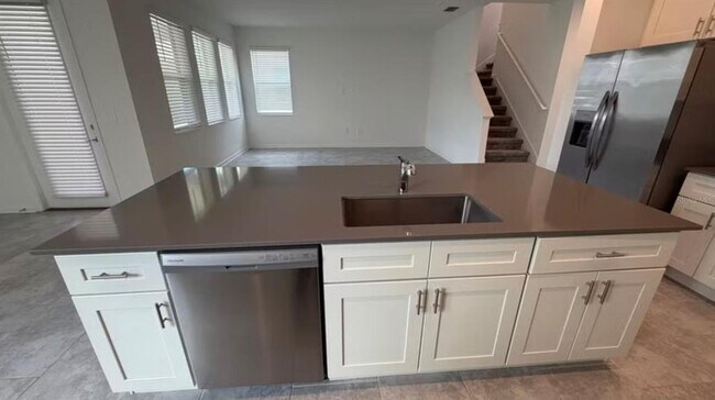 Building Photo - 2152 Sweet Honey Ln
