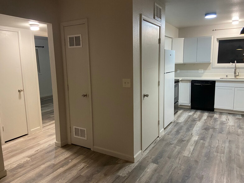 Building Photo - 890 Blind Nick Dr