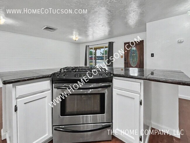 Building Photo - 2320 W Calle Grato