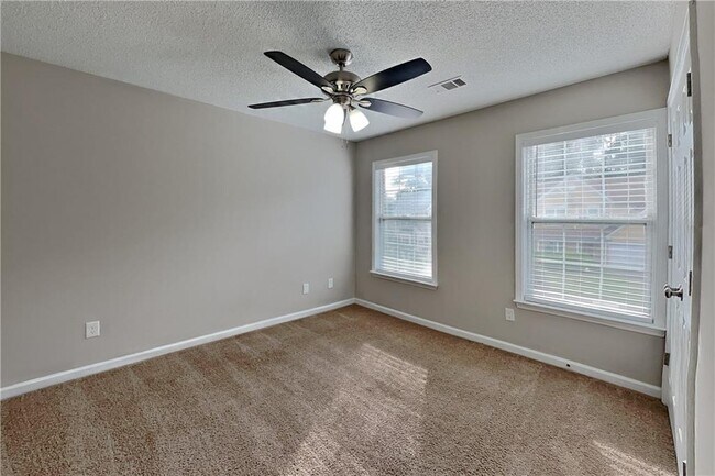 Building Photo - 596 Lullingstone Dr SE