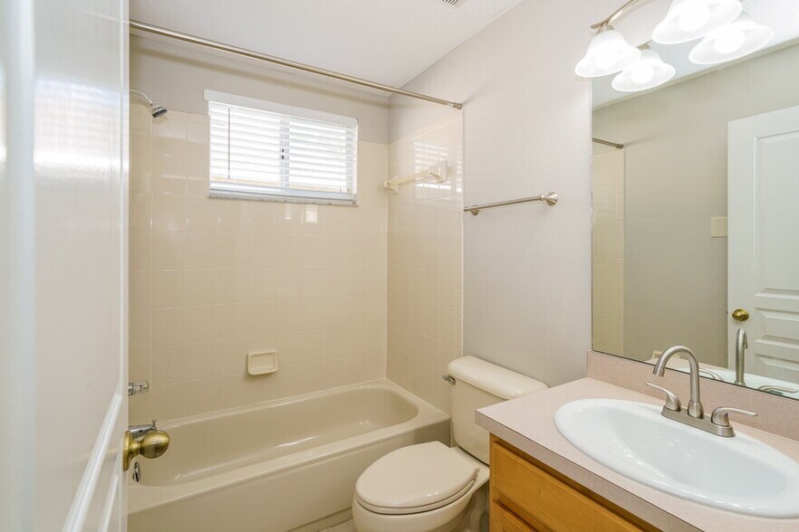 Building Photo - 8519 Parrots Landing Dr