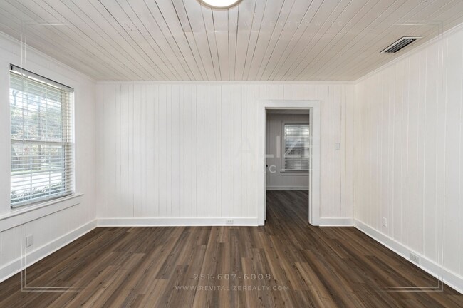 Building Photo - Adorable 3 Bed 2 Bath Cottage with Double ...