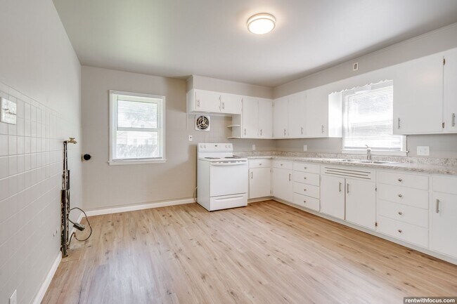 Building Photo - 528 5th St