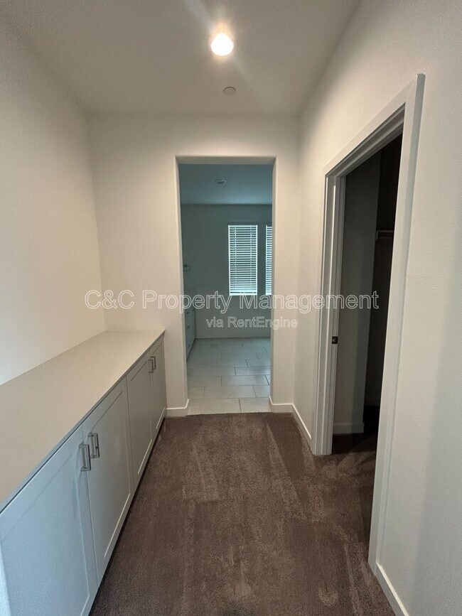 Building Photo - 711 Robert Ave