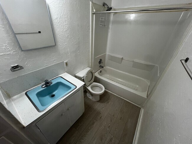 Building Photo - 3 bed 1 bath