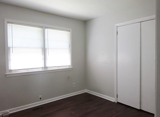 Building Photo - Lake Front Adorable Home!