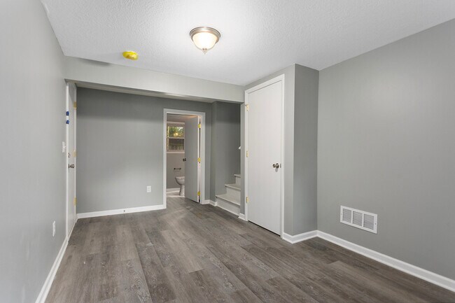 Building Photo - 518 NW Frances Dr