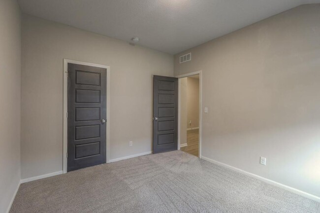 Building Photo - 8004 SE 6th St