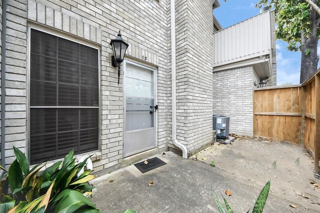 Building Photo - 3800 Tanglewilde St