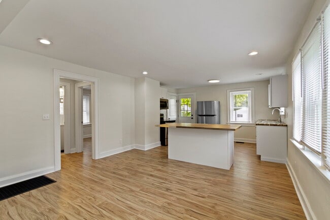 Building Photo - 1537 E Legrande Ave