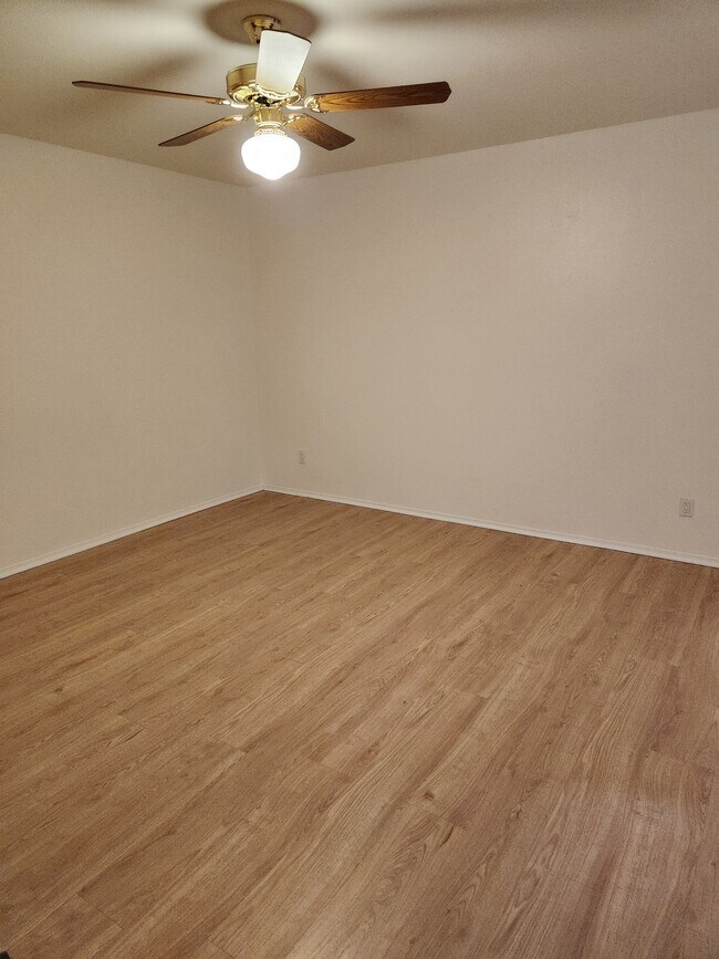 Building Photo - 14404 N 57th Dr