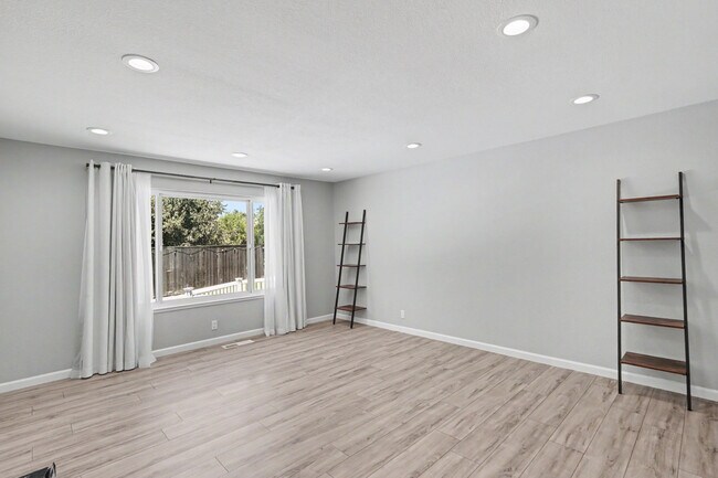 Building Photo - 3143 Shriver Dr