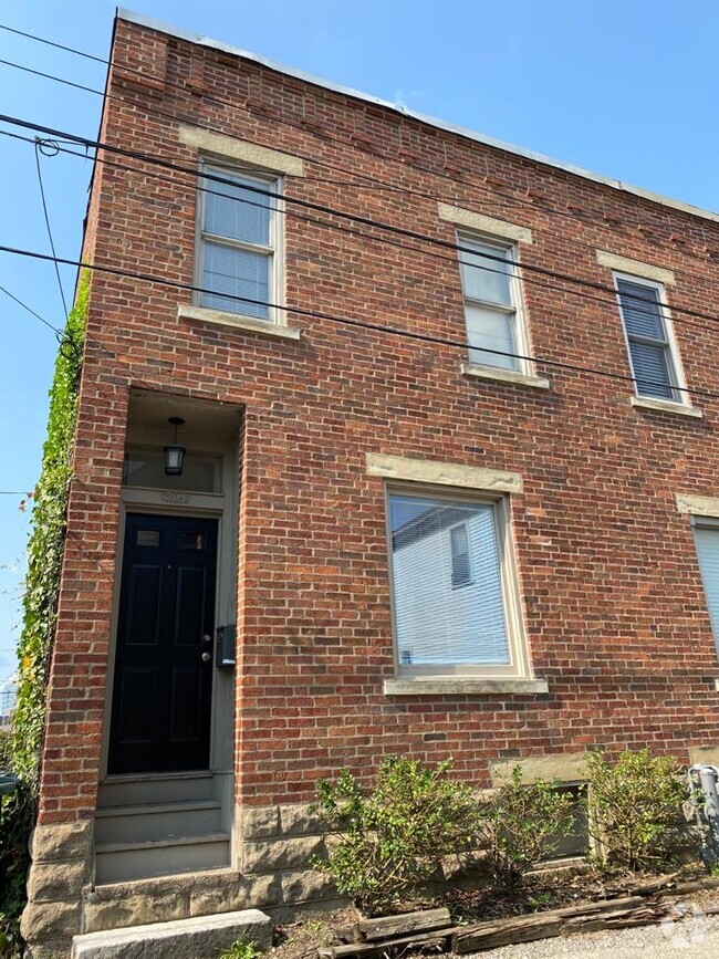 Building Photo - 204 E Blenkner St