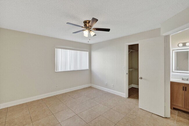 Building Photo - Remodeled 2 Bedroom / 2 Bathroom Condo with Lake View – Great Location