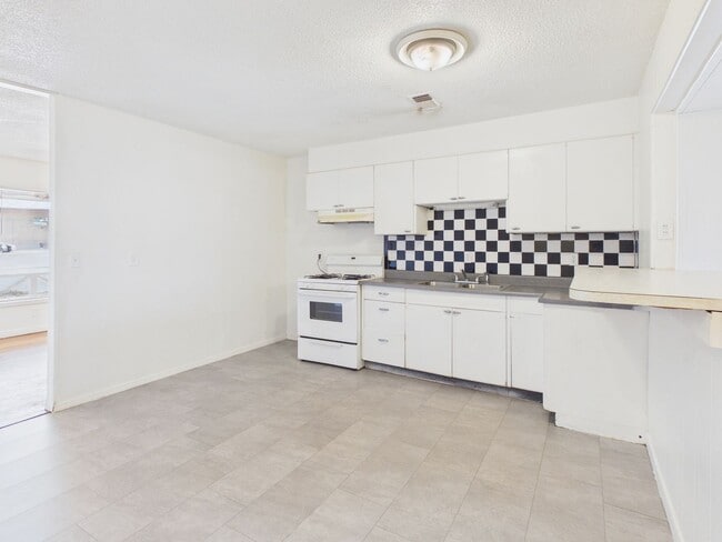 Building Photo - Spacious 2 bedroom 2 living areas 1 bath with a garage!