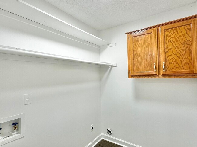Building Photo - 5445 Pine Oak Ln
