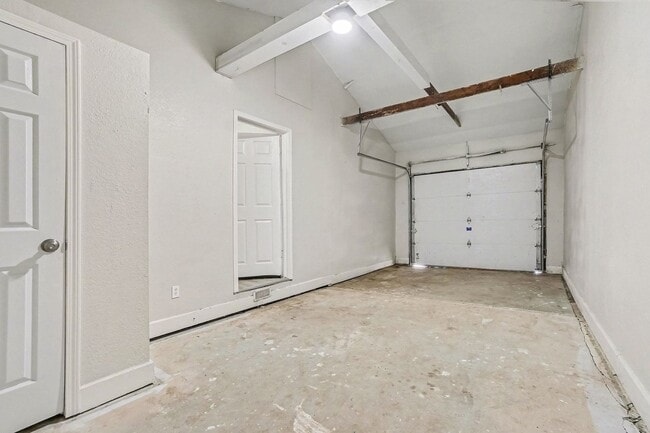 Building Photo - Charming Two Bedroom, One Bathroom Home Near Kansas City Zoo!