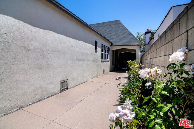 Building Photo - 137 N Poinsettia Pl