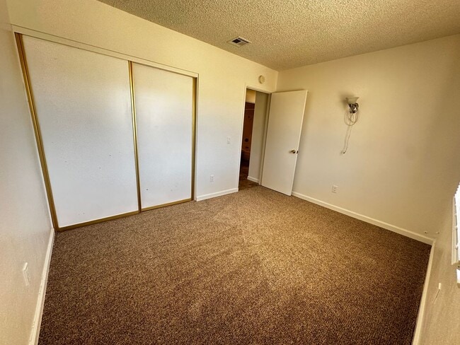 Building Photo - 71960 Sunnyslope Dr