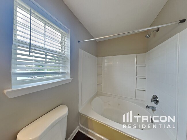 Building Photo - 820 Chickamauga Dr