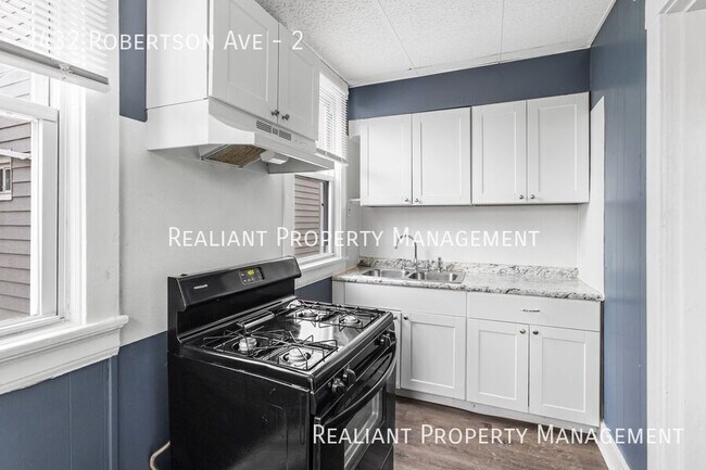 Building Photo - 2432 Robertson Ave