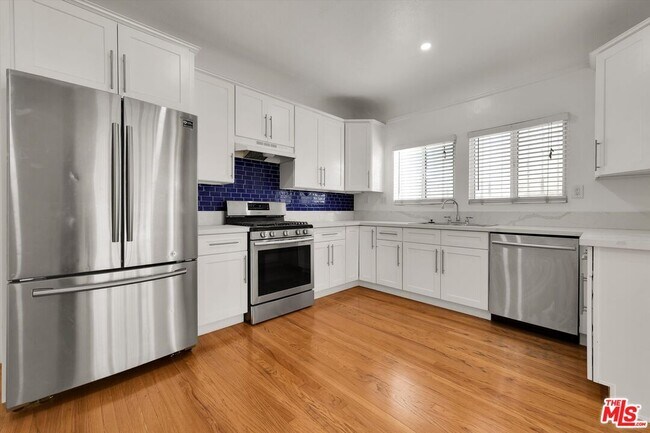 Building Photo - 858 1/2 S Gramercy Pl