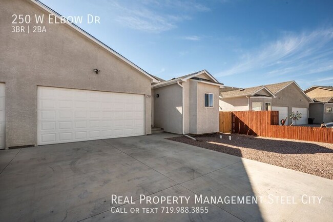 Building Photo - Gorgeous 3 Bedroom Home in Pueblo West