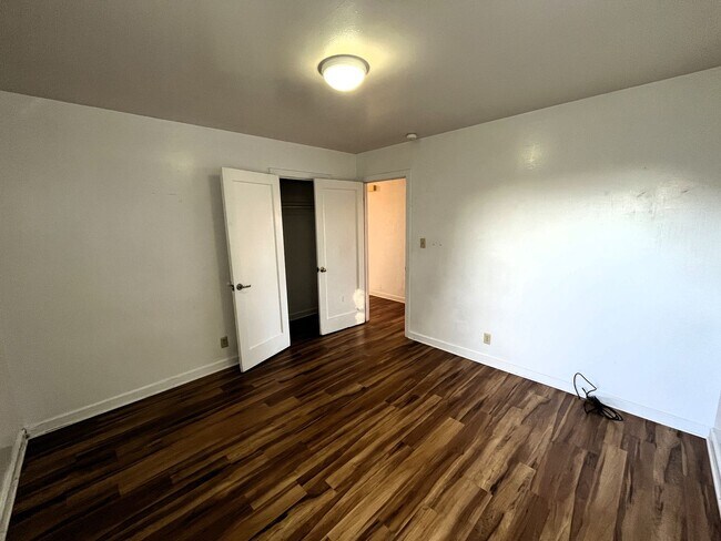 Building Photo - 905 W Harris St