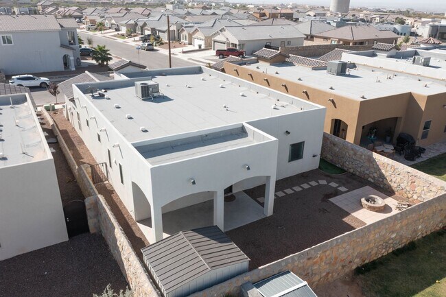 Building Photo - Beautiful East side House