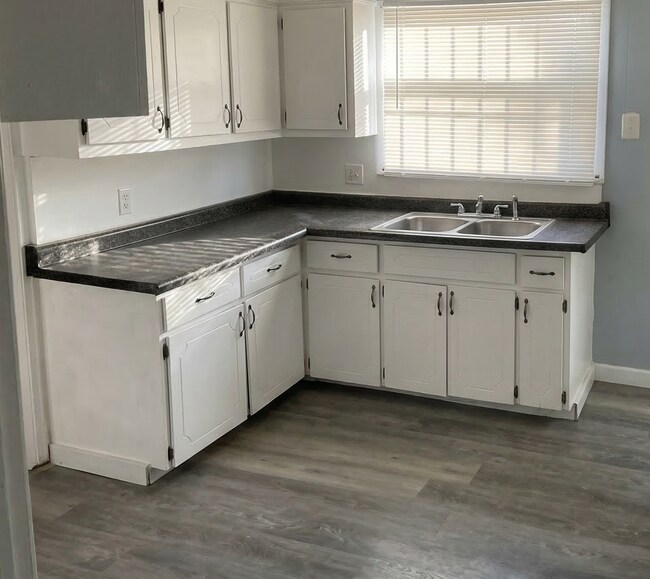 Building Photo - Spacious 3-bedroom, 1 bathroom Brick Home in Schulze