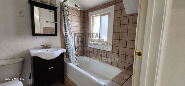 Building Photo - 2011 Evans Ave