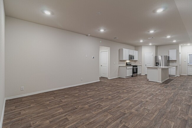 Building Photo - $300 OFF 1ST MONTH RENT IF YOU MOVE IN WIT...