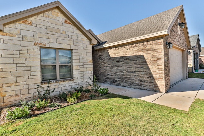 Building Photo - Like New Home in South West Lubbock!