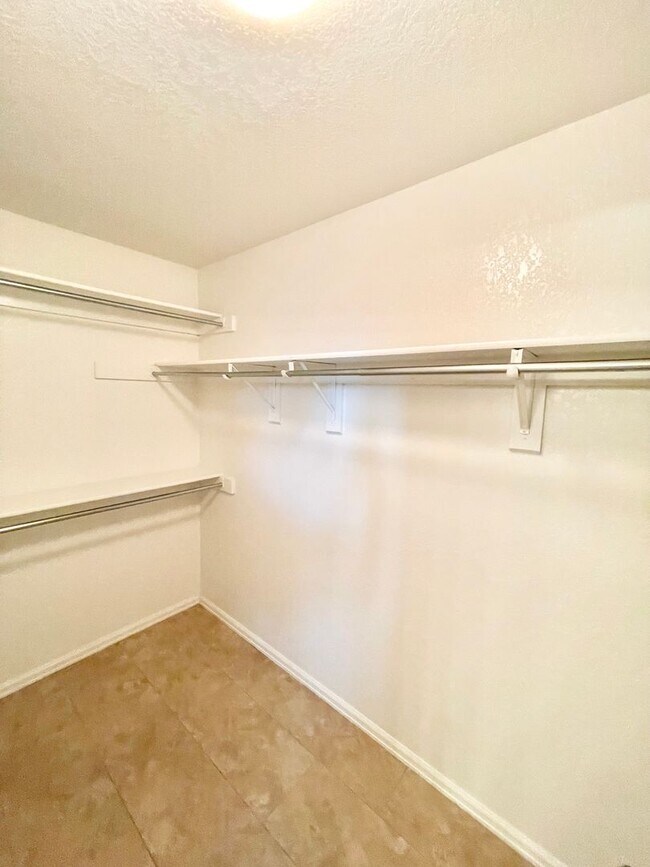 Building Photo - Large Clean Home in Aurora