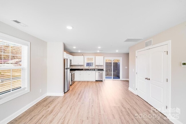 Building Photo - 604 W 8th St