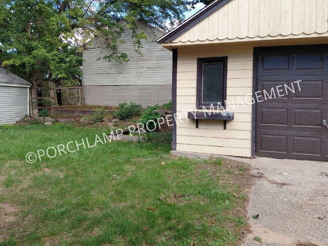 Building Photo - 1524 Edward Ave SE