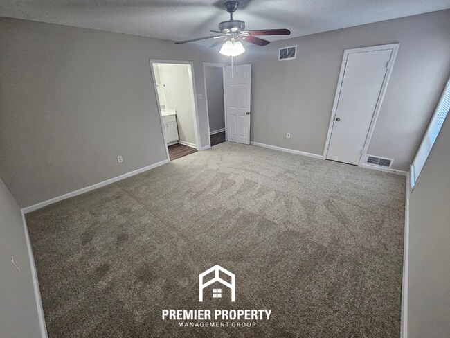 Building Photo - Newly Renovated 5BR Home with 2,334 Sq Ft, Fireplace & Fenced Yard in Memphis