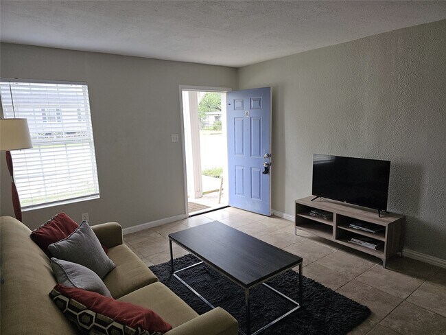 Building Photo - 1500 Oleander Dr