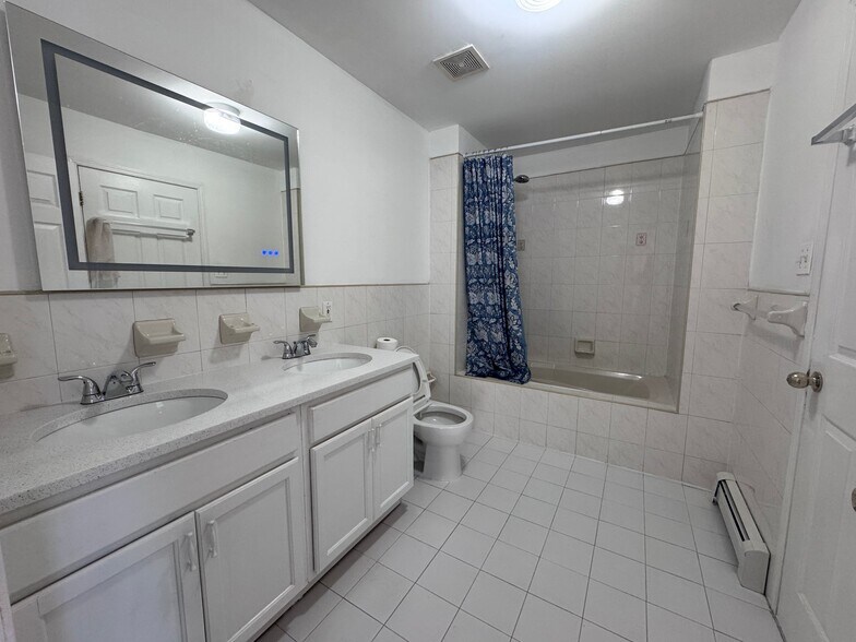Building Photo - 72-38 Calamus Ave