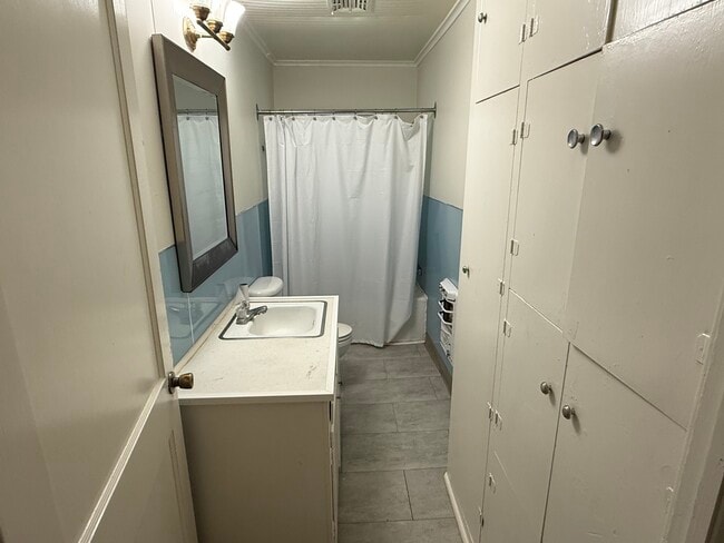 Building Photo - 641 Azalea Dr