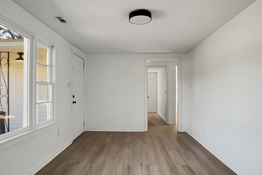 Living room looking towards hallway of bedrooms 2-4 - 2735 Exchange Landing Rd