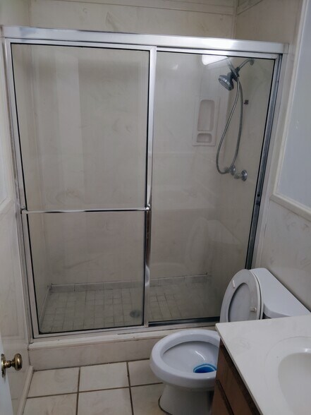 Ensuite Bathroom with shower - 3075 Patricia Dr