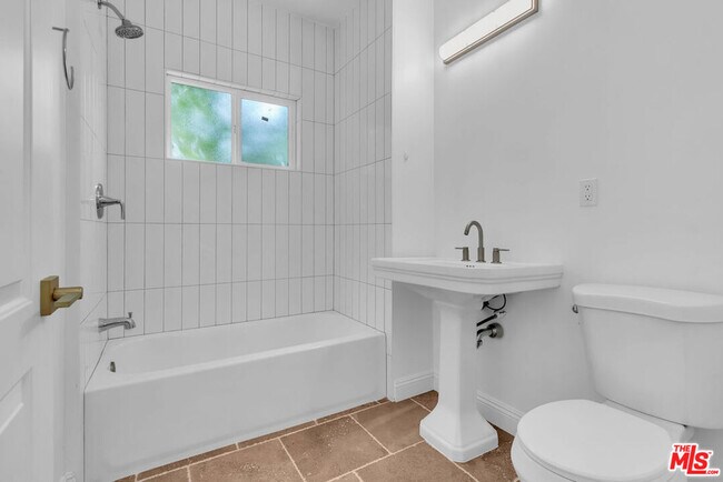 Building Photo - 261 W 43rd Pl
