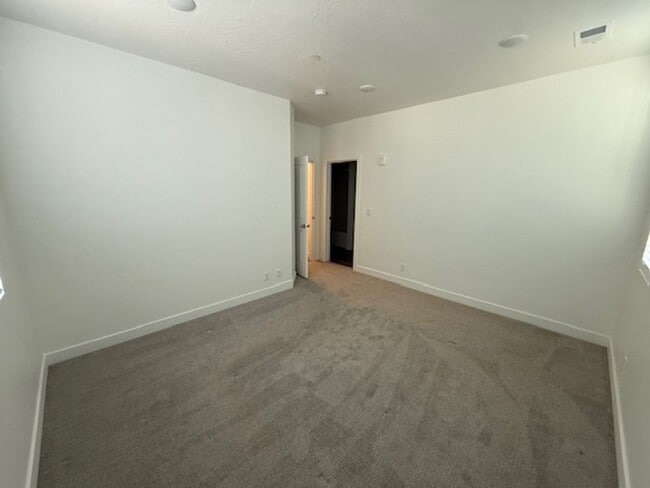 Building Photo - Modern 3 Bedroom Condo in Desert Color