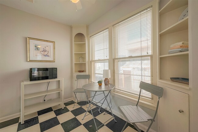 Building Photo - 1558 1/2 Castle Ct